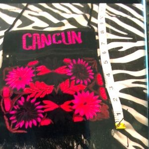 MOVING SALE NO HAGGLING WOMEN CANCUN BLACK & PINK SMALL ZIP TOP CROSSBODY BAG